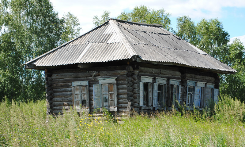 Единственный сохранившийся дом на месте д. Поляки. Фотография сделана в июле 2011 года 